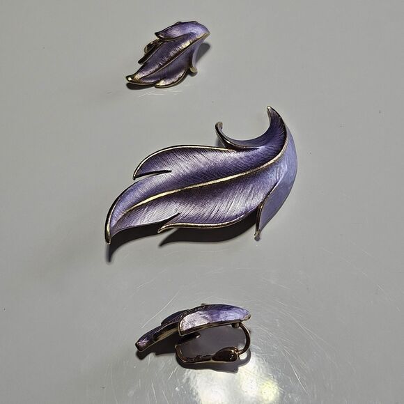 Vintage Jonette Jewelry Gold Tone Purple Enamel Brooch & Clip On Earrings Set - Picture 8 of 11